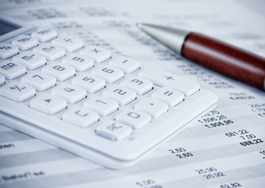 Symbolbild für Taschenrechner, Stift und Bilanzen